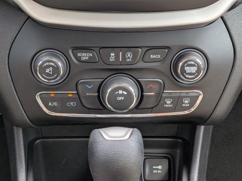 Used 2015 Jeep Cherokee Latitude FWD image 19