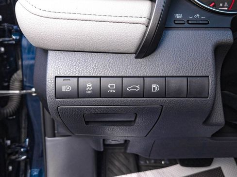 Used 2018 Toyota Camry XLE image 10