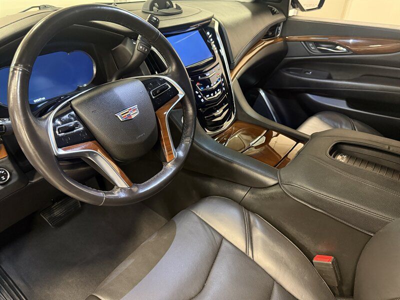 Used 2018 Cadillac Escalade Luxury AWD/4WD image 17