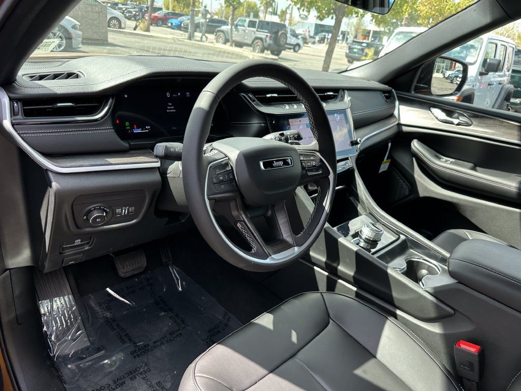 New 2026 Jeep Grand Cherokee L Limited w/ Limited Altitude Package AWD/4WD image 18