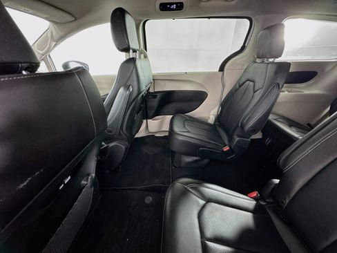 Used 2023 Chrysler Pacifica Touring-L FWD image 23