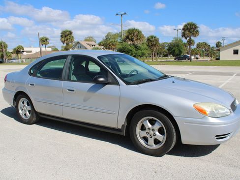 Used 2005 Ford Taurus SE FWD image 16