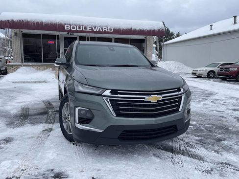 Used 2023 Chevrolet Traverse LT image 1