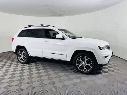 Used 2018 Jeep Grand Cherokee Limited AWD/4WD image 3