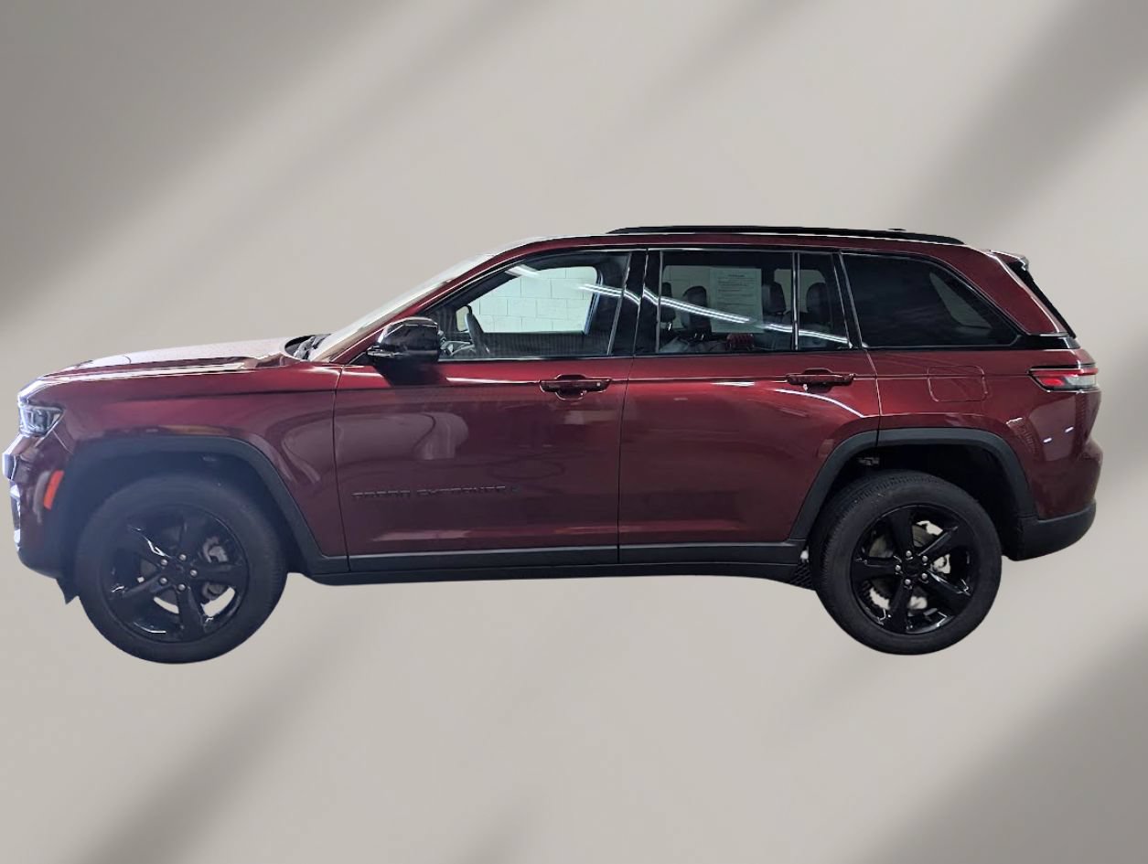 Used 2023 Jeep Grand Cherokee Altitude AWD/4WD image 2