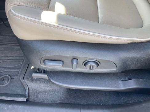 Used 2023 Chevrolet Traverse Premier image 9