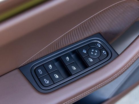 Certified 2025 Porsche Macan 4 Electric image 22