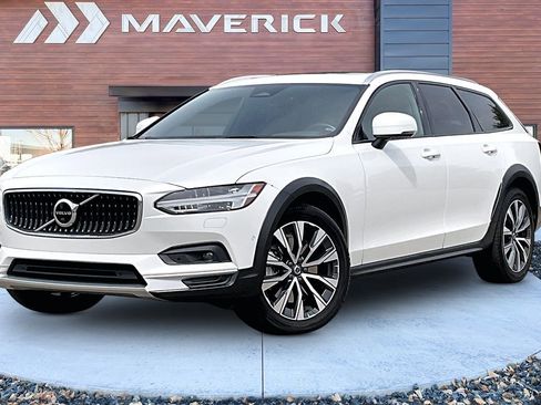 Used 2022 Volvo V90 B6 Cross Country AWD/4WD image 3