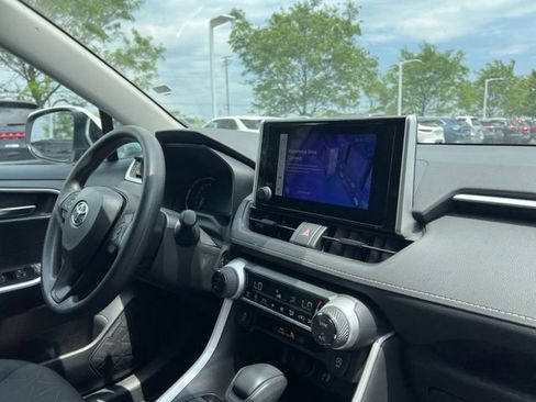 Used 2025 Toyota RAV4 XLE FWD image 31