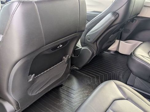 Used 2023 Chrysler Pacifica Touring-L image 24