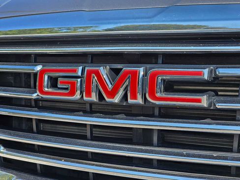 Used 2024 GMC Terrain SLT image 12