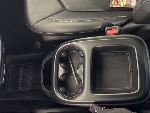 Used 2025 Chrysler Pacifica Select image 24