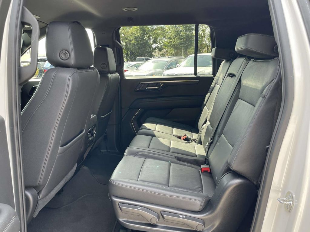 Used 2025 Chevrolet Suburban Z71 AWD/4WD image 13