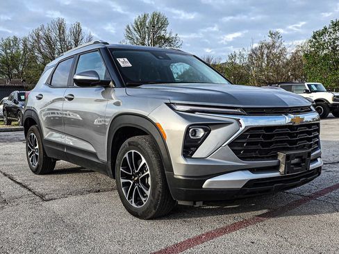 Used 2025 Chevrolet TrailBlazer LT w/ Driver Confidence Package image 1