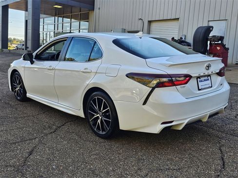 Used 2024 Toyota Camry SE image 6