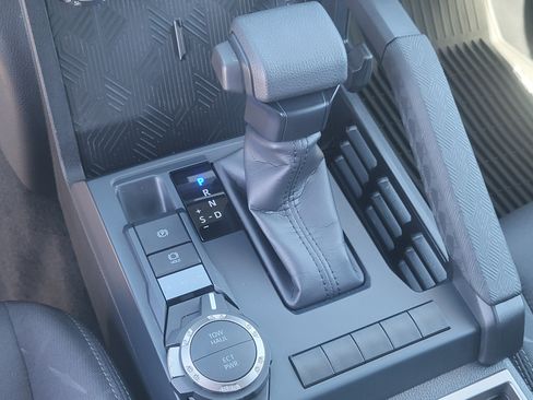 Certified 2025 Toyota Tacoma SR5 AWD/4WD image 18