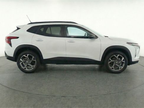 Used 2025 Chevrolet Trax LT w/ LT Convenience Package FWD image 11
