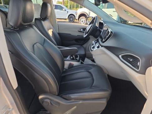 Used 2024 Chrysler Pacifica Touring-L FWD image 15