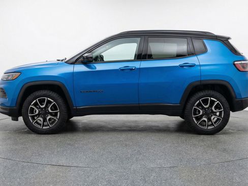 Used 2025 Jeep Compass Trailhawk image 5