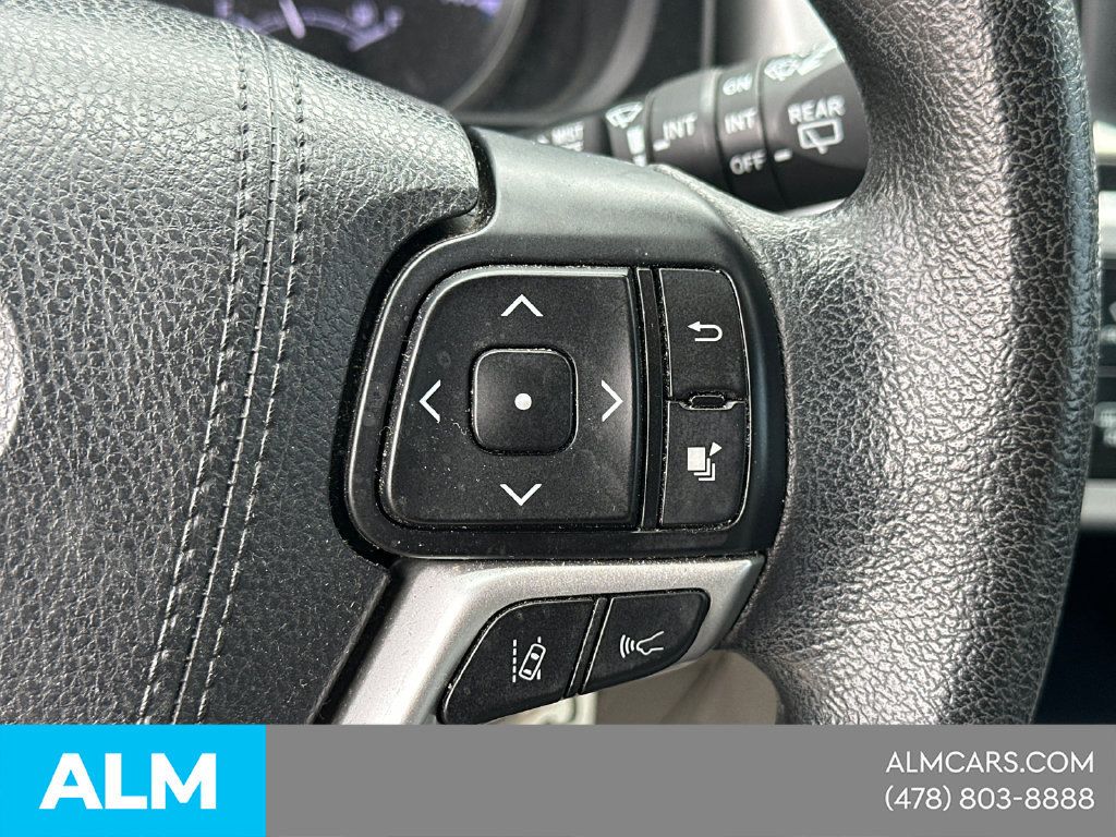 Used 2018 Toyota Highlander LE FWD image 28