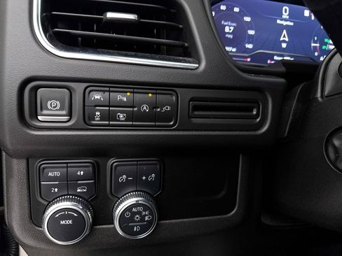 Used 2022 GMC Yukon SLT w/ SLT Premium Package image 9