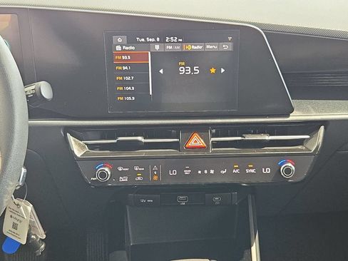 Used 2025 Kia Niro LX FWD image 36