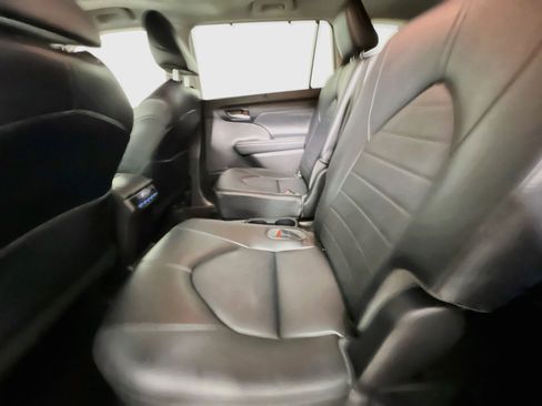 Used 2021 Toyota Highlander XLE FWD image 29