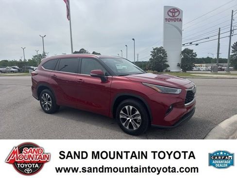 Used 2023 Toyota Highlander XLE FWD image 1