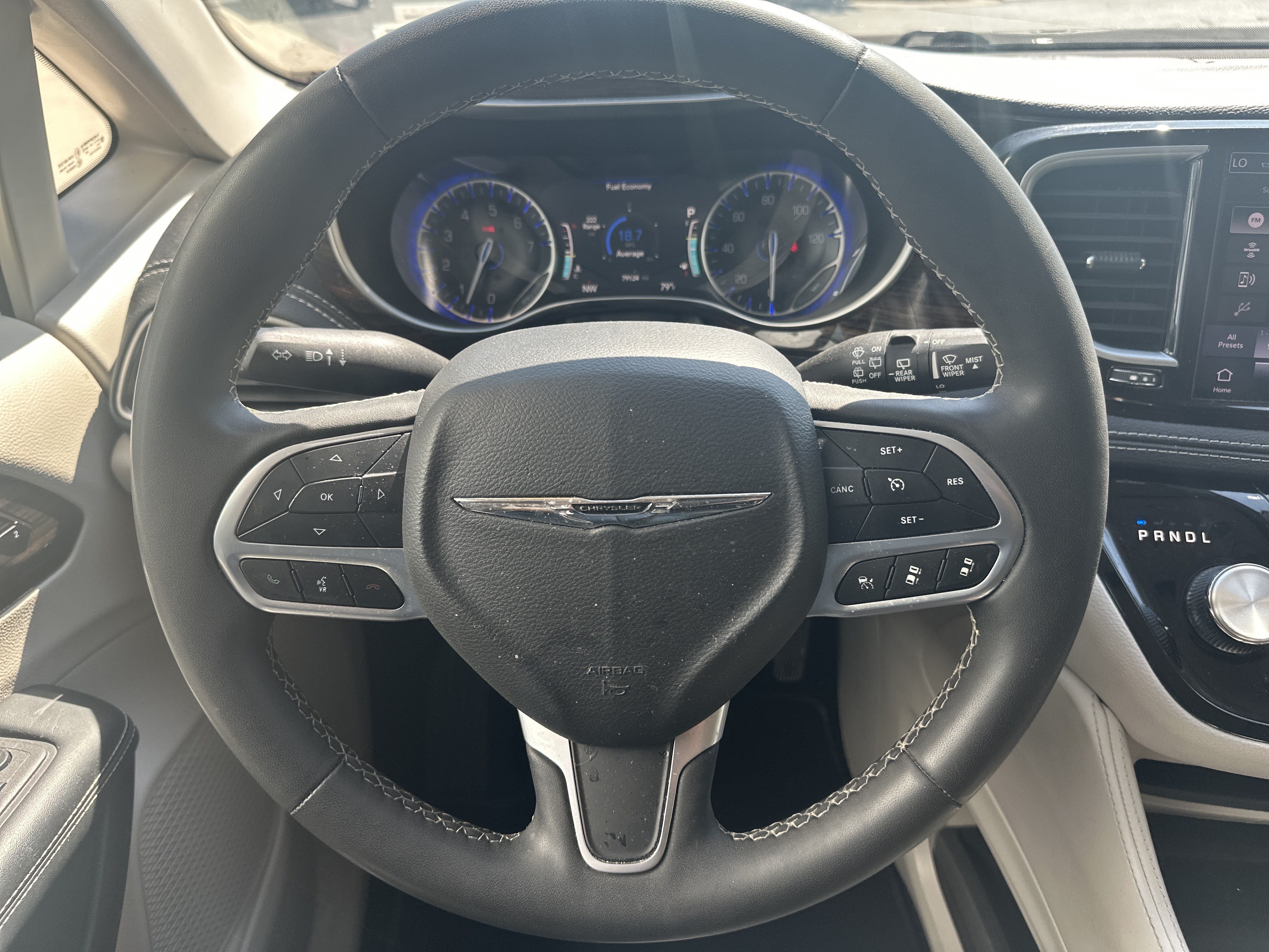 Used 2023 Chrysler Pacifica Limited FWD image 16