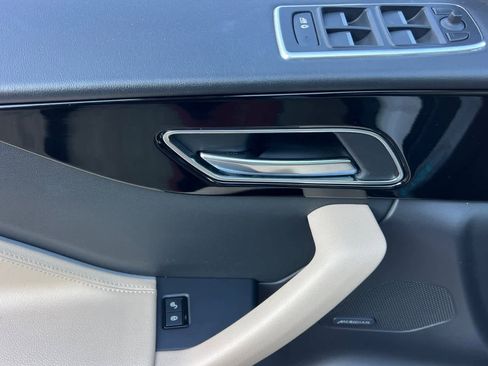 Used 2019 Jaguar F-PACE image 13