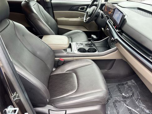 Used 2025 Kia Carnival FWD image 30