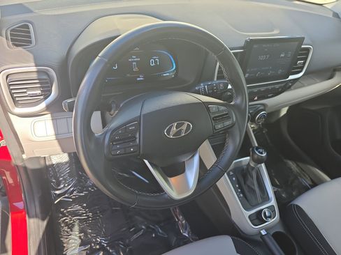 Used 2024 Hyundai Venue SEL image 21