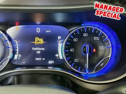 Used 2023 Chrysler Pacifica Touring-L FWD image 14