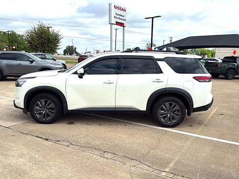 Used 2022 Nissan Pathfinder SV w/ SV Premium Package image 2