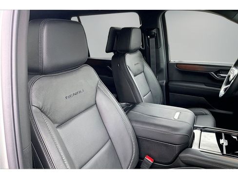 New 2026 GMC Yukon XL Denali w/ Denali Reserve Package AWD/4WD image 11