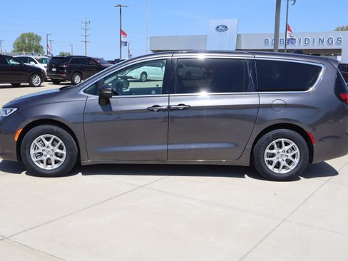 Used 2023 Chrysler Pacifica Touring-L FWD image 8