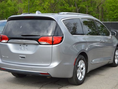 Used 2018 Chrysler Pacifica Touring-L w/ Advanced Safetytec Group image 6