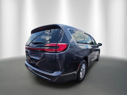 Used 2023 Chrysler Pacifica Touring-L FWD image 4
