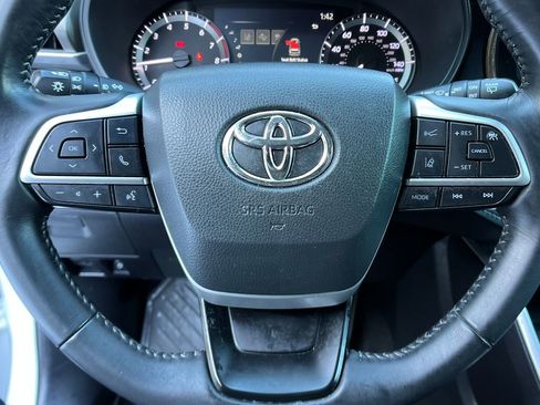 Used 2023 Toyota Highlander LE image 14