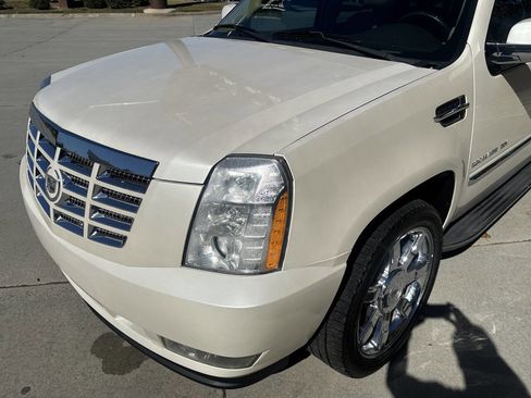 Used 2010 Cadillac Escalade ESV Luxury image 18
