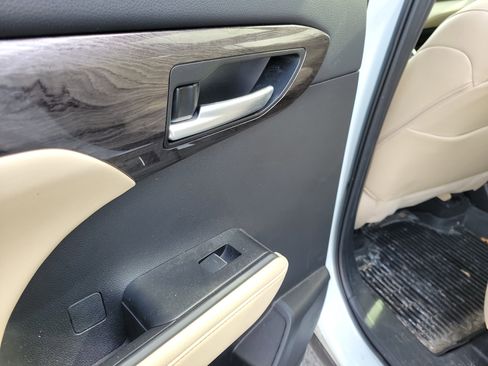 Used 2023 Toyota Highlander L image 13