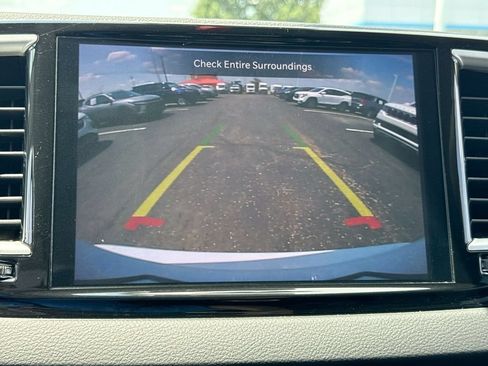 Used 2024 Chrysler Pacifica Touring-L FWD image 17
