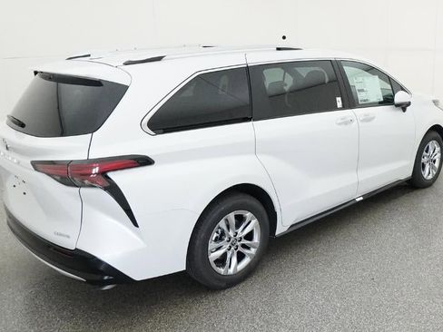 New 2026 Toyota Sienna Limited FWD image 9