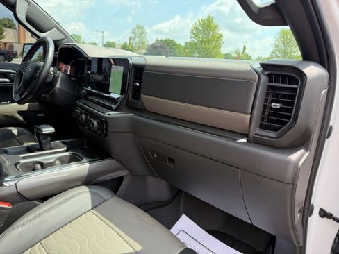 Used 2023 Chevrolet Silverado 1500 ZR2 image 12