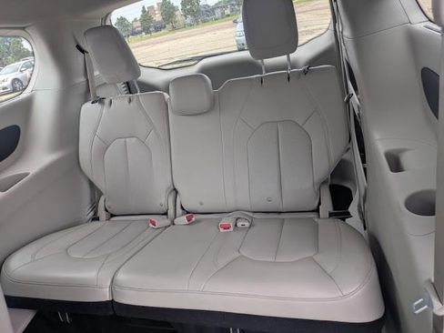 Used 2021 Chrysler Pacifica Touring-L image 17