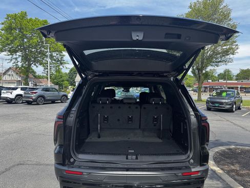 Used 2026 Chevrolet Traverse LT w/ Midnight/Sport Edition FWD image 10