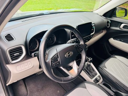 Used 2022 Hyundai Venue SEL FWD image 11