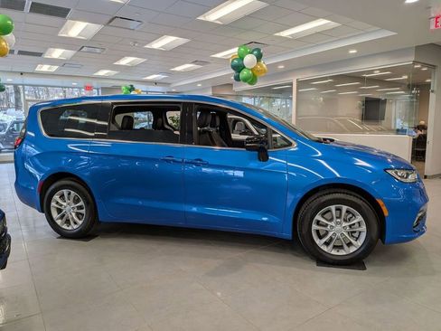 New 2026 Chrysler Pacifica Select AWD/4WD image 2