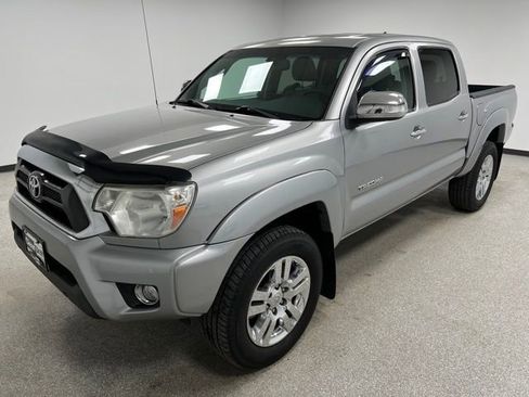 Used 2015 Toyota Tacoma Base w/ Limited Package image 4