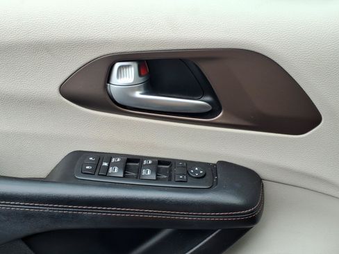 Used 2017 Chrysler Pacifica Touring-L Plus w/ Tire & Wheel Group FWD image 24